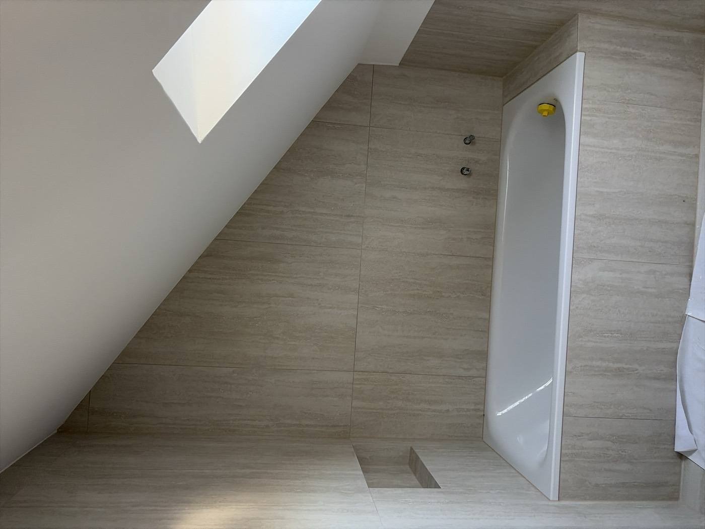 Salle de bains entièrement rénovée par Invatis à Chamblon