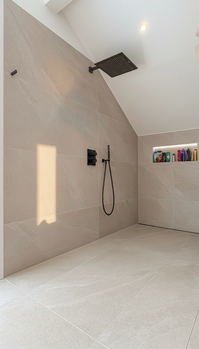 Détail d'une douche à l'italienne posée par un carreleur partenaire d'Invatis