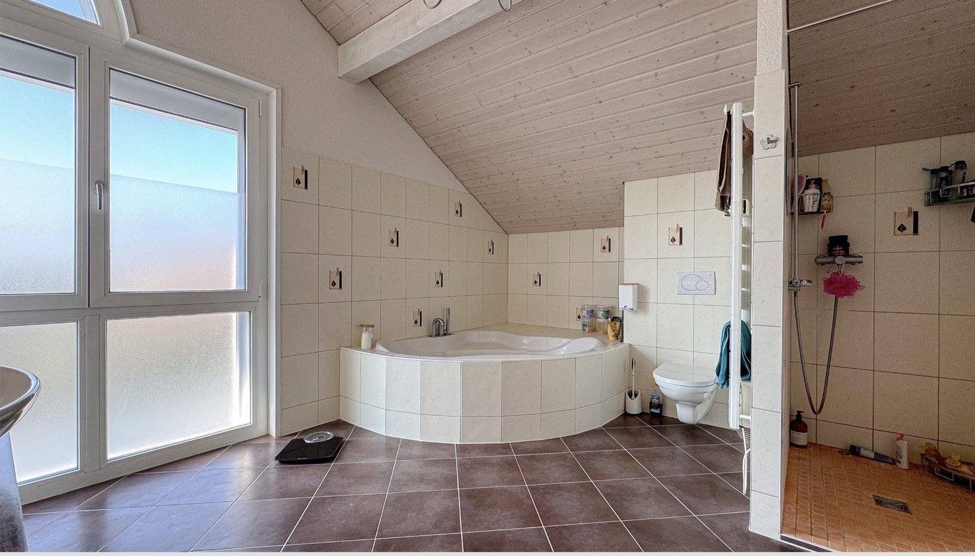 Salle de bains d'origine dans une maison à rénover à Fétigny, avant travaux